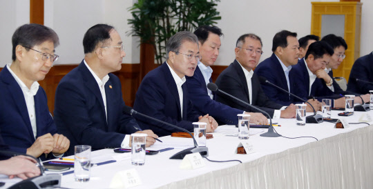 日 경제보복 대책은…  문재인 대통령이 10일 오전 청와대에서 30대 기업 총수들을 만나 일본의 수출규제 조치와 관련한 대책을 논의하기 앞서 인사말을 하고 있다. 이날 간담회에는 삼성·현대차·SK·LG·롯데 등 5대 그룹을 포함해 총자산 10조원 이상 대기업 30개사와 경제단체 4곳이 참석했다.    연합뉴스